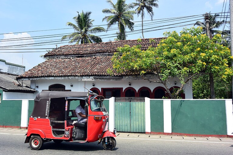 築100年以上の民家。中は美しい漆喰や分厚い壁が建てられた当時のまま残っています。