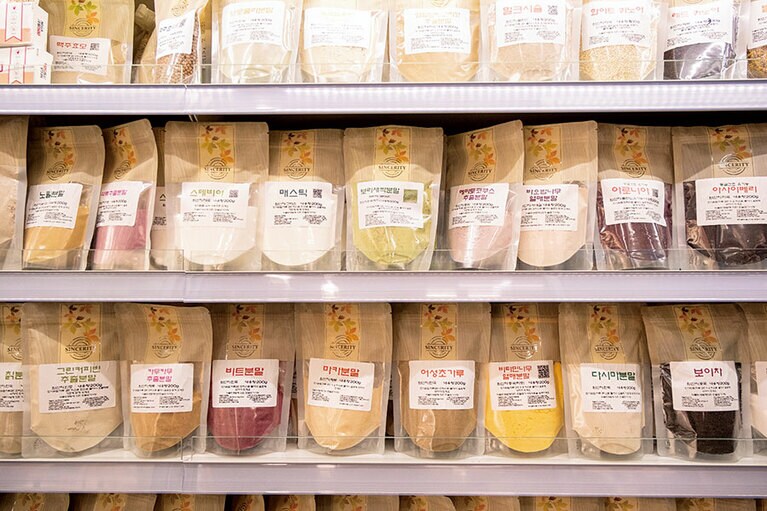 1回4gを水で飲む韓方粉。1パック 10,000ウォン～30,000ウォン。