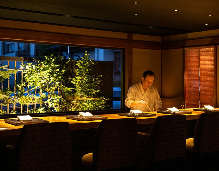 カウンターのみ。唐木さんの技を間近に。