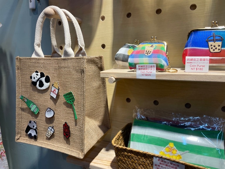 店舗内で販売している商品には基本的にすべて刺繍を施せますので、相談してみてください。