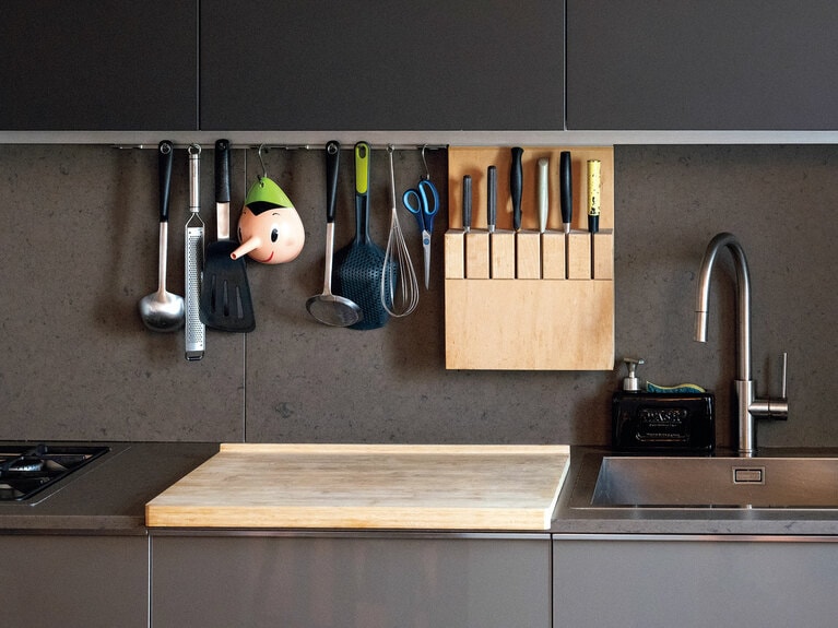 キッチンはモルテーニのもの。キッチンツールをすぐに使える機能的な造り。