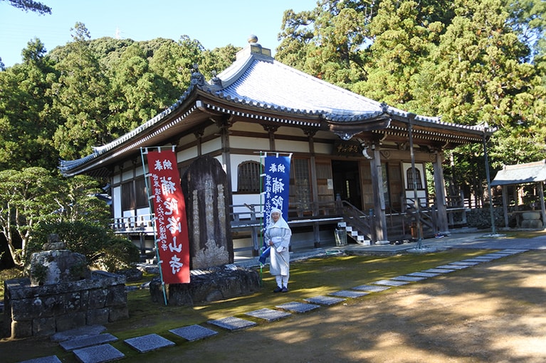 ブルービーチ近くにある世界遺産の補陀洛山寺。