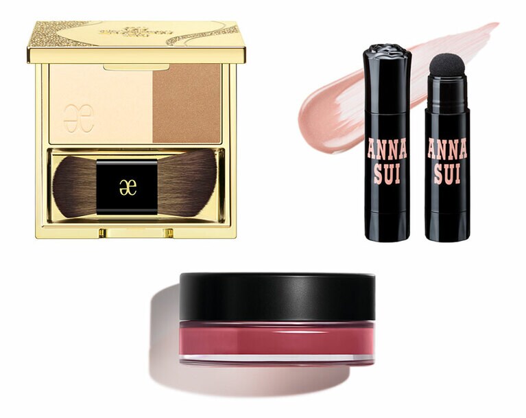 左上から時計回りに：エレガンス コントゥアーリングフェイス 001　6,050円(セット価格)／エレガンス コスメティックス(0120-766-995)、アナスイ スポンジチークカラー 01、シャネルリップ&チークボーム N1 ドゥ シャネル 5ライブリーローズウッド