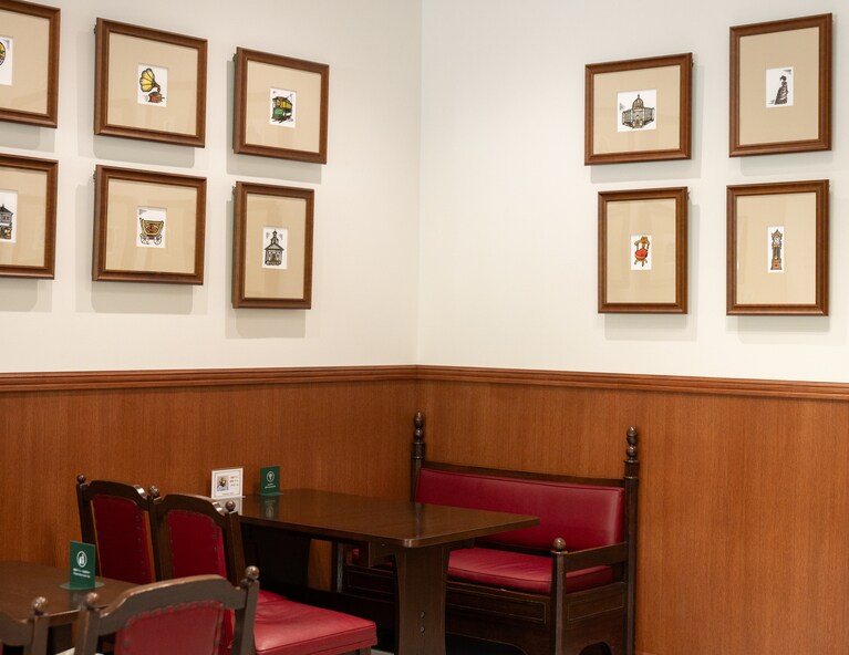 馬車道十番館本店をイメージしたクラシカルな店内。