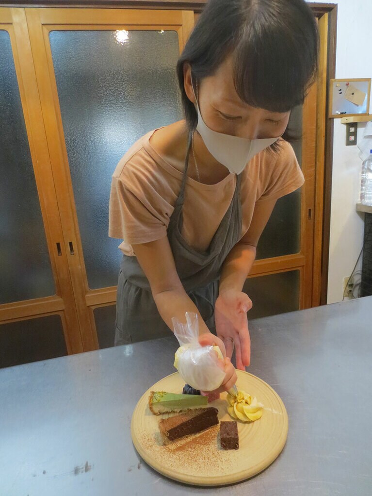 ロースイーツプレートを仕上げる村上百合子さん。