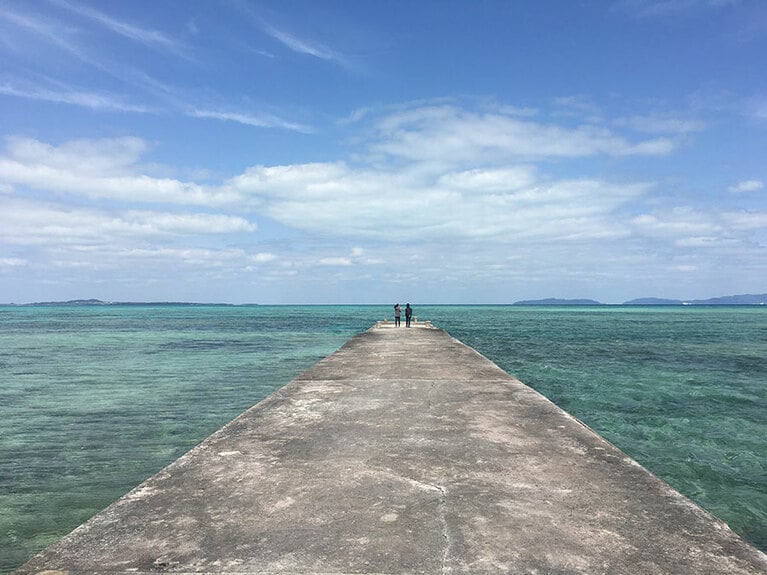 全長354メートルの伊古桟橋は、2005年に国の有形文化財に。©︎竹富町観光協会