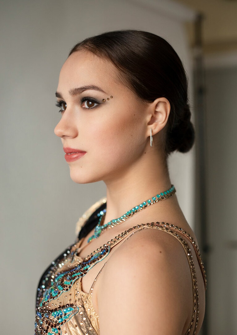 ディープグリーンに重ねたゴールドが贅沢なルック。