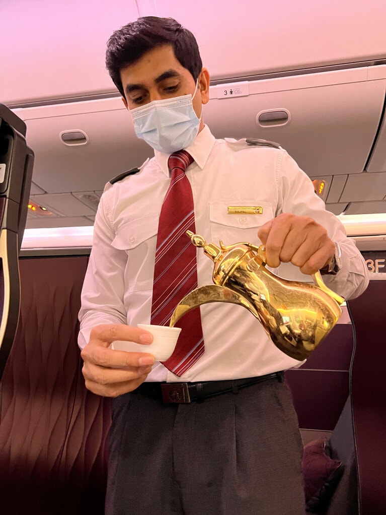 機内で最初に配られるアラビアンコーヒー。スパイスが利いていて美味しい。