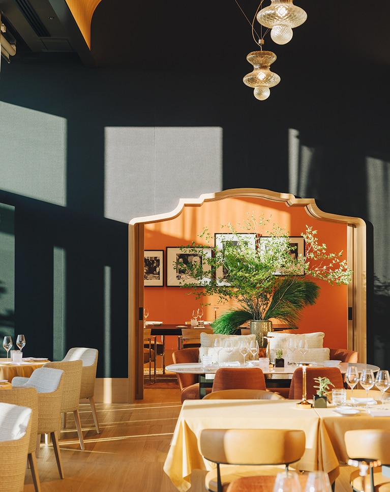 「イル・リストランテ ニコ・ロミート」のホールと個室とを区切るアーチは、日本の寺社によく見られる火灯窓を彷彿とさせる。