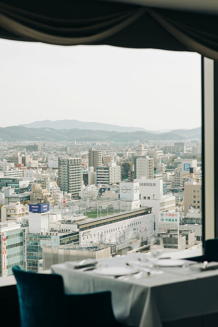 食事をしながら、遠くの山まで見渡せる。
