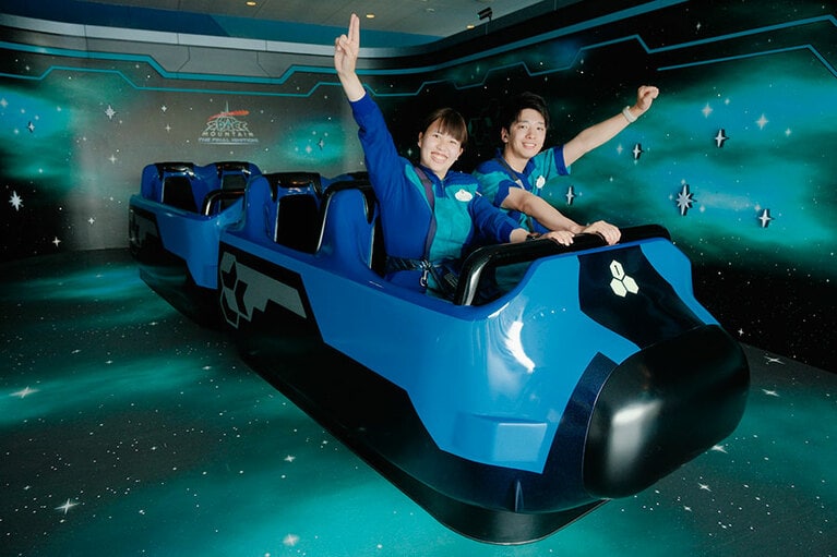 現行の「スペース・マウンテン」の制服を着たキャストともお別れです。