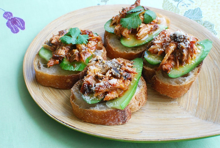 バゲットにのせればマレーシア風カナッペに。粉チーズをかけて洋風にしてもいい。