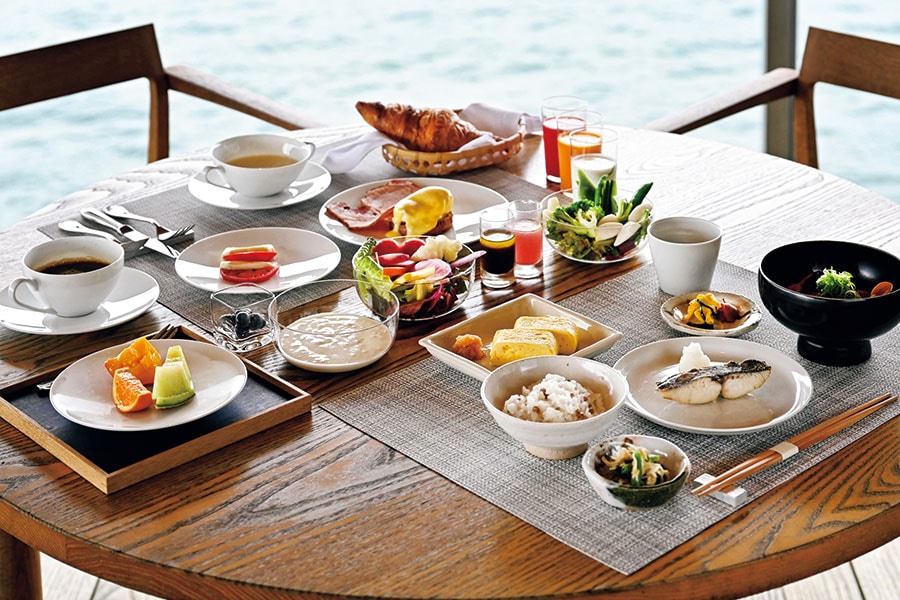 和食と洋食が選べる朝食。サラダやヨーグルト、フルーツはビュッフェスタイルで。