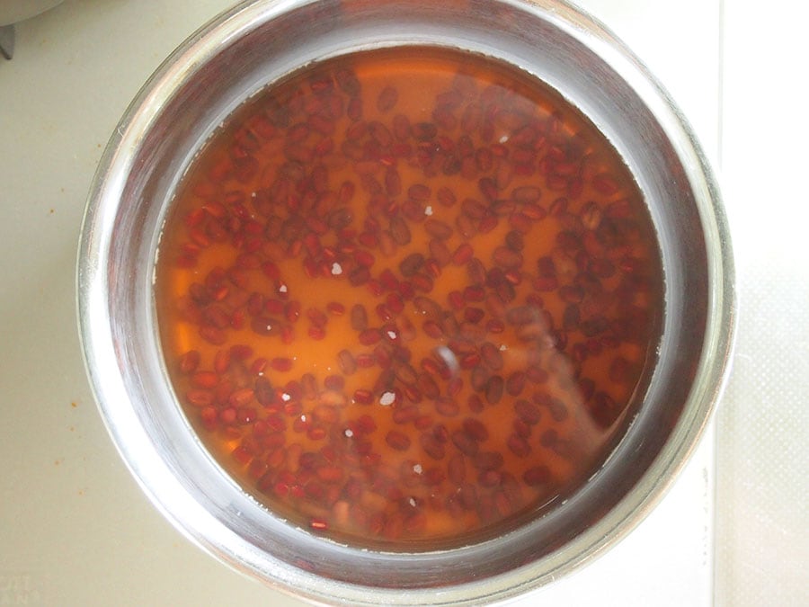(5) 水分量が半分ほどになり、水が色づいて小豆の香りが移ったら火を止めます。