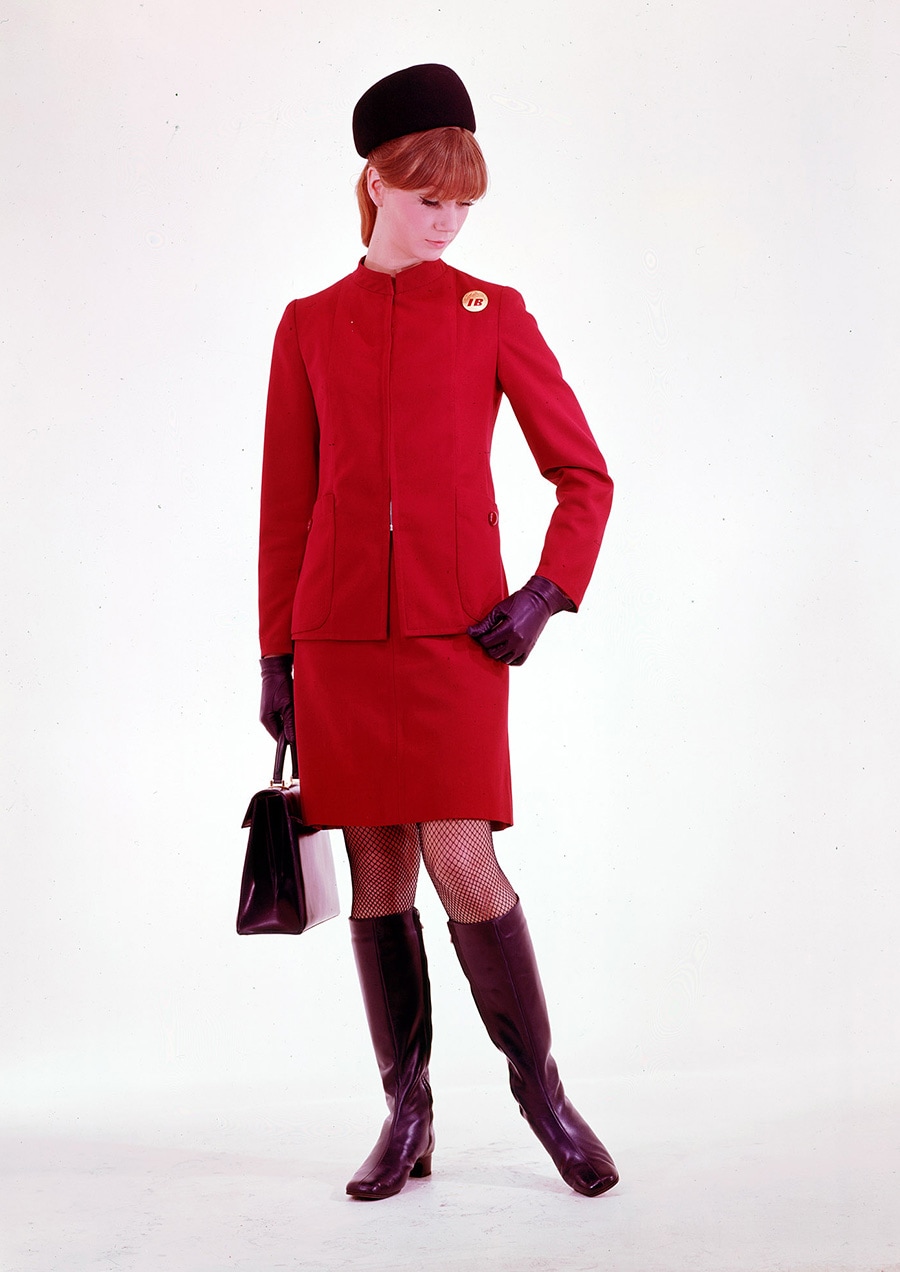 1968～72年のユニフォームは、スペインのファッションブランド「ペルテガス」とラボーショナした鮮やかなロイヤルローズ色。冬にはブーツも選ぶことができるという画期的なデザインだ。(C)イベリア航空