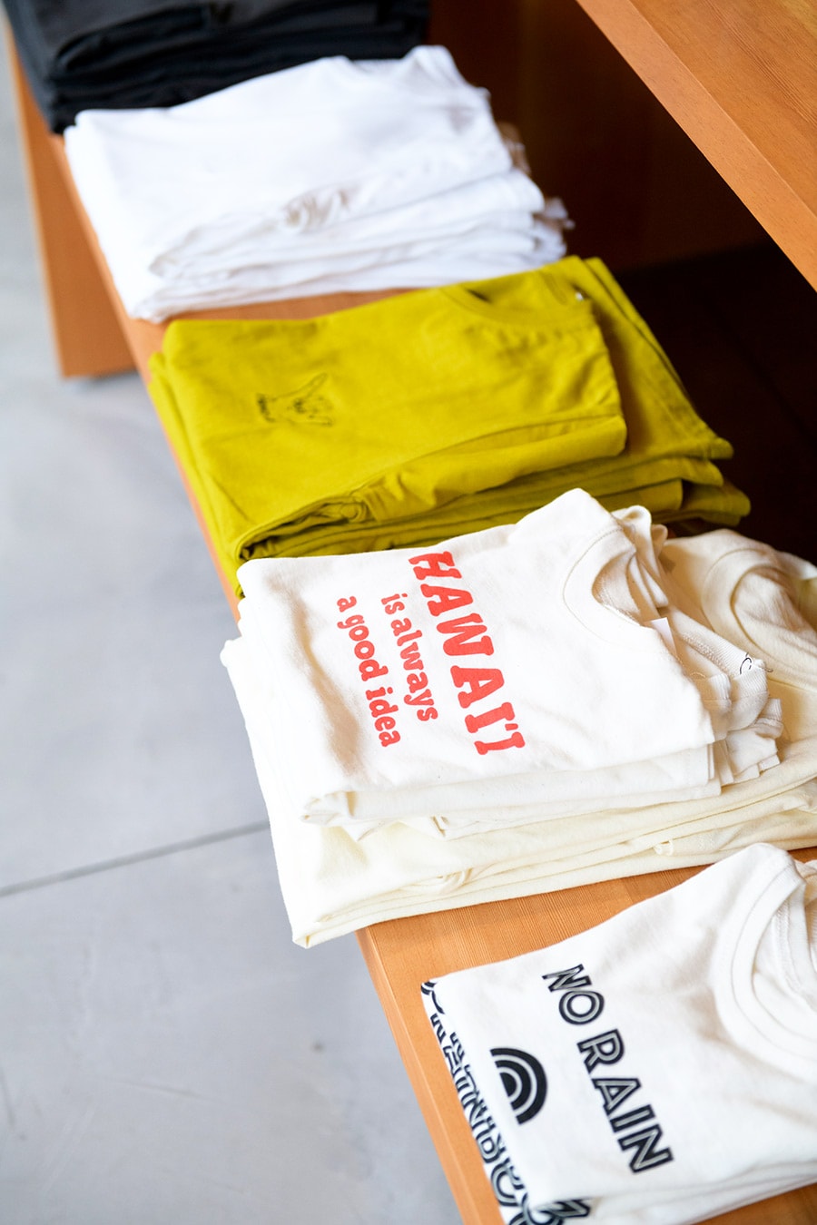 “HAWAII”ロゴのエコバッグやTシャツなど、ロゴ入りアイテムも人気。Tシャツ 32ドル～。