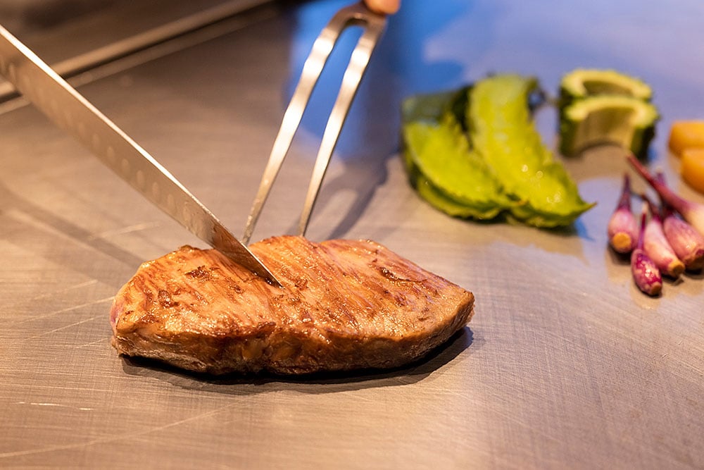 熟練シェフの技で最高の状態に焼き上げられる美崎牛のステーキ。