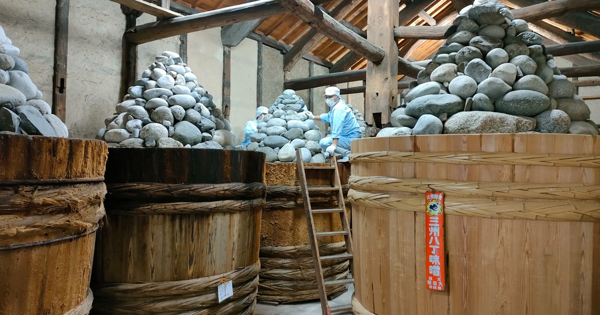 2ページ目)巨大桶の上には謎の石ピラミッド!? 家康公も愛した八丁味噌