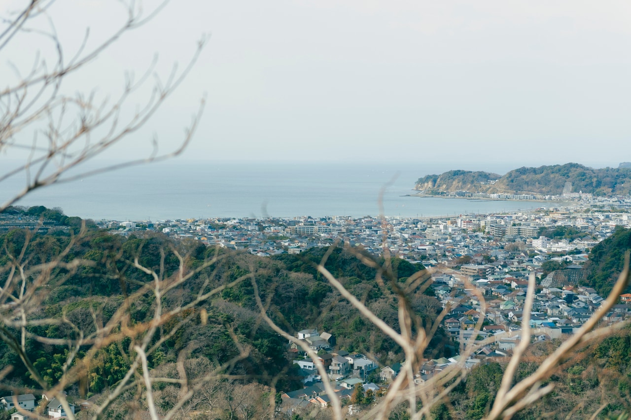 山頂からの景色でも、鎌倉が山と海に囲まれていることがよくわかる。