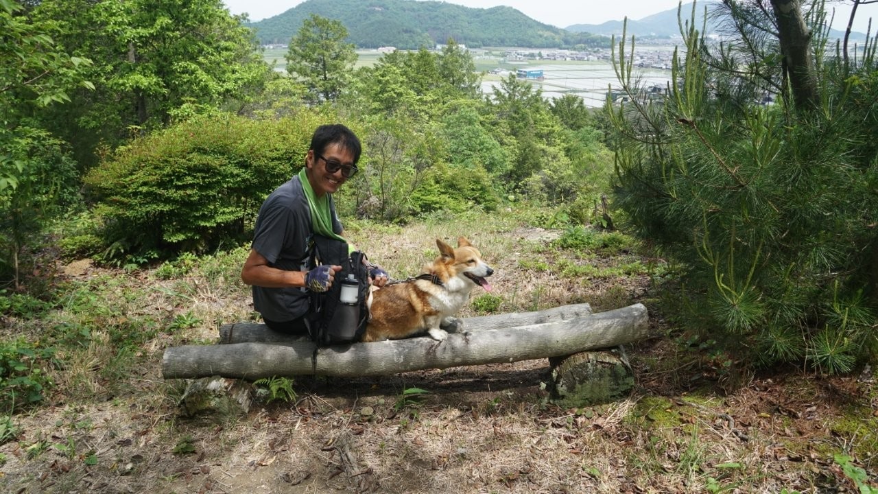参加者の愛犬も、雪野山を登頂。疲れは見せず、筆者よりも余裕の表情だ。(提供写真)
