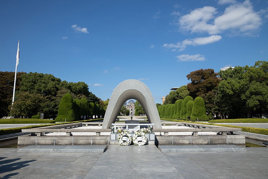 広島平和記念資料館からは、原爆死没者慰霊碑と原爆ドームは一直線に見通せる。