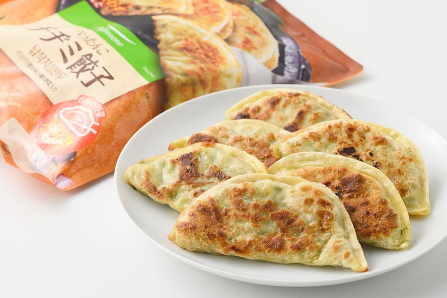 ぺたんこチヂミ餃子 1,035円（700g）。