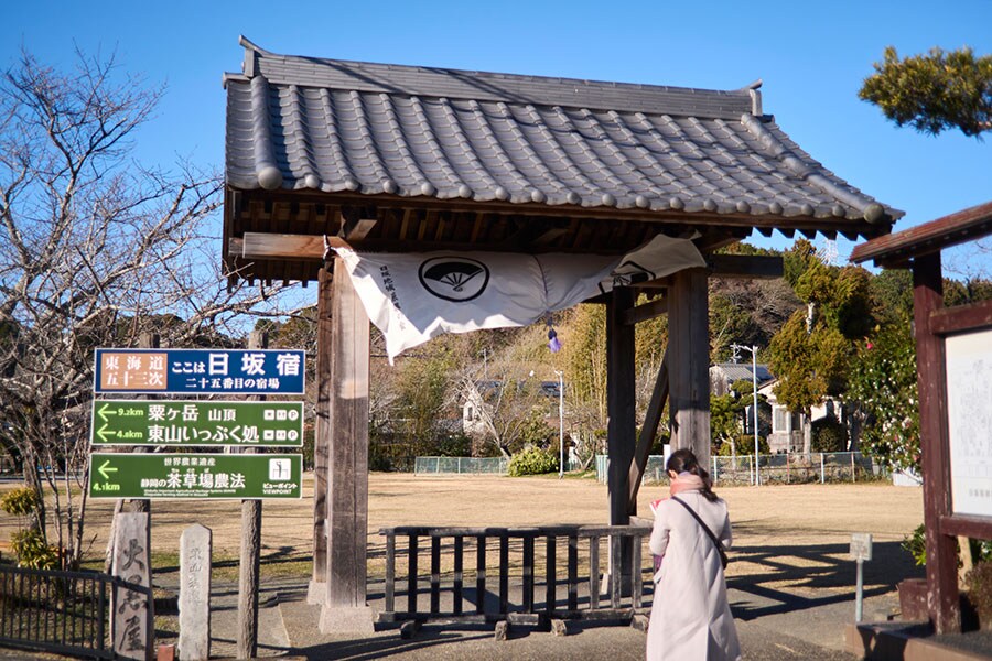 取材当時、永井さんは『きらん風月』を上梓したばかり。舞台である日坂宿にも立ち寄り、東海道を往来した文化人に思いをはせた。