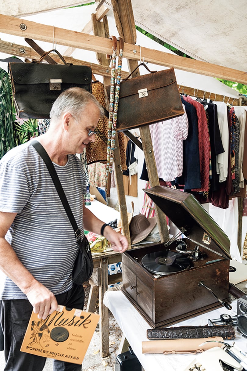 1930年代製、手動巻上げの78rpmグラモフォン、レコード5枚付き150ユーロ。＋10ユーロでもう5枚選んで購入できる。