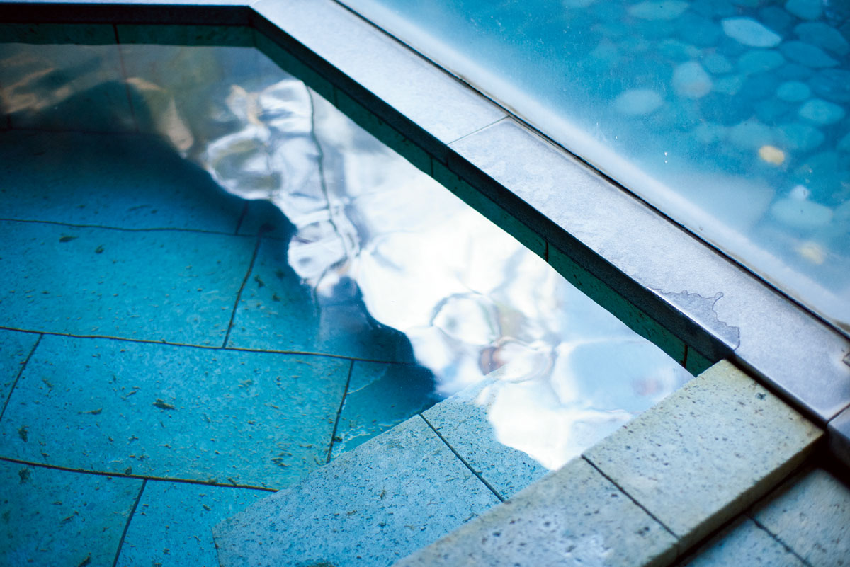 美ヶ原温泉は山辺温泉とも言われ、歴史は遠く奈良時代から。安土桃山から江戸時代には歴代城主の保養地としても栄えた。泉質は肌にやさしいアルカリ性の単純温泉。ややぬるめで、じんわりじっくり体を温めてくれる。