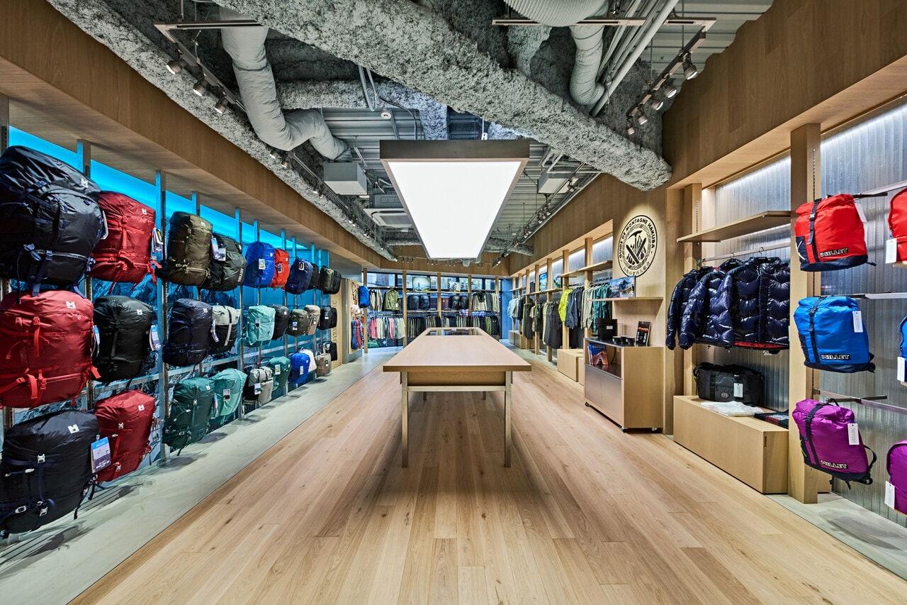 ブランドの歴史を語るうえで欠かせないバックパックも幅広くそろえる。