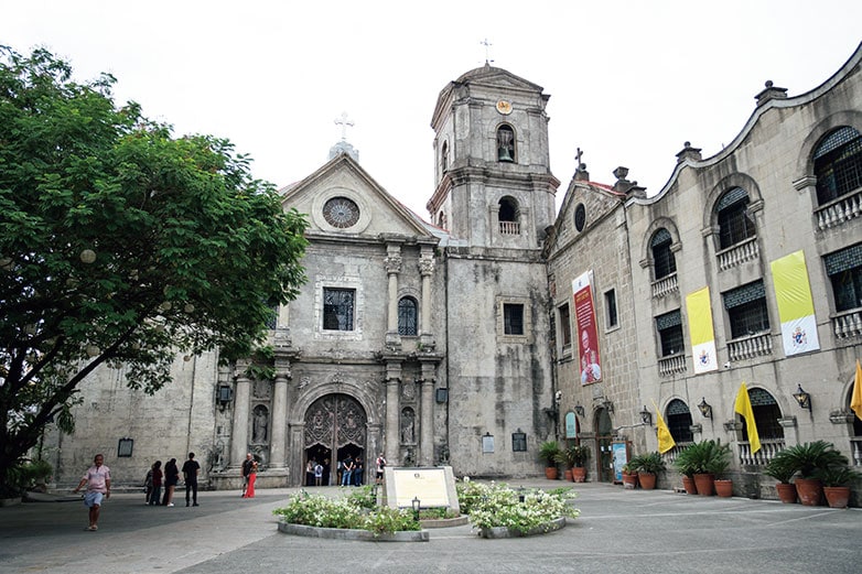 1606年創設、フィリピン最古の石造り教会、サン・アグスチン教会。イントラムロスで唯一第二次世界大戦の災禍を逃れ、内部には壮麗な装飾が広がる。