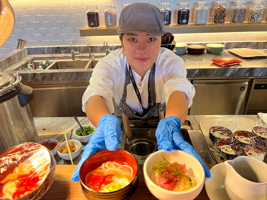 できたての宮古そばとマグロ丼！　沖縄料理もいろいろと並びます。