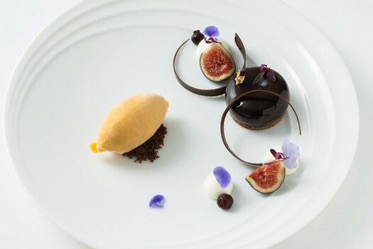 「Ryokan 浦島」では佐渡牛など佐渡食材を使用したフルコースが人気。果物の栽培が盛んな佐渡らしく、佐渡産フルーツを使用したスイーツも。