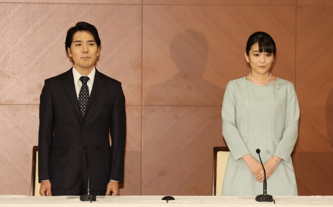 2021年10月1日、結婚を正式に発表した眞子内親王(当時・写真右)と小室圭さん(写真左) ©文藝春秋
