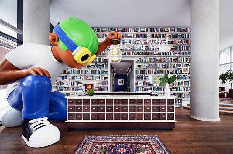 著名アーティスト、ヘブル・ブラントリーの作品《フライボーイ》が待ち構えるロビー。