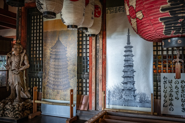 長命寺本堂に展示されている陳見非の作品。