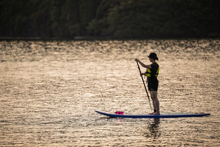 SUPやサイクリングなどのアクティビティも体験できる。