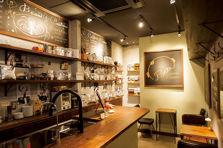 カウンターとテーブルあわせて8席の店内。奥にはコーヒーに関する本を集めたコーナーも。
