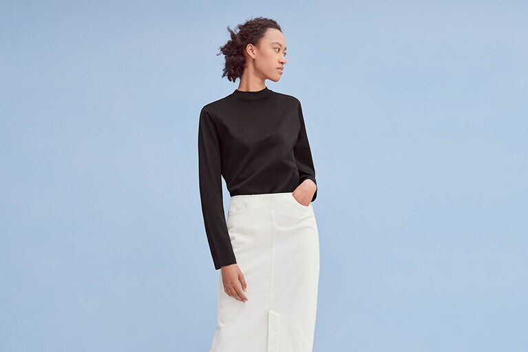 マーセライズコットンクルーネックT(長袖) 1,500円、デニムペンシルロングスカート 3,990円。