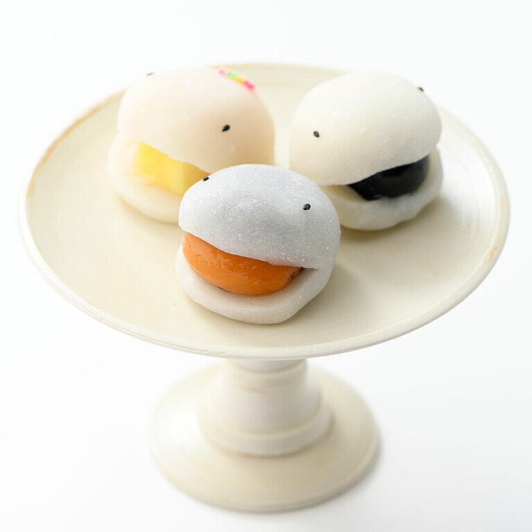 妖怪★大福。左から時計回りに：パイナップル、ぶどう、あんず 各210～240円。