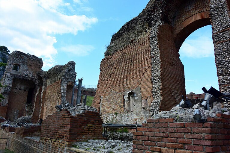 赤レンガのたたずまいは古代ローマ時代の改築時のもの。