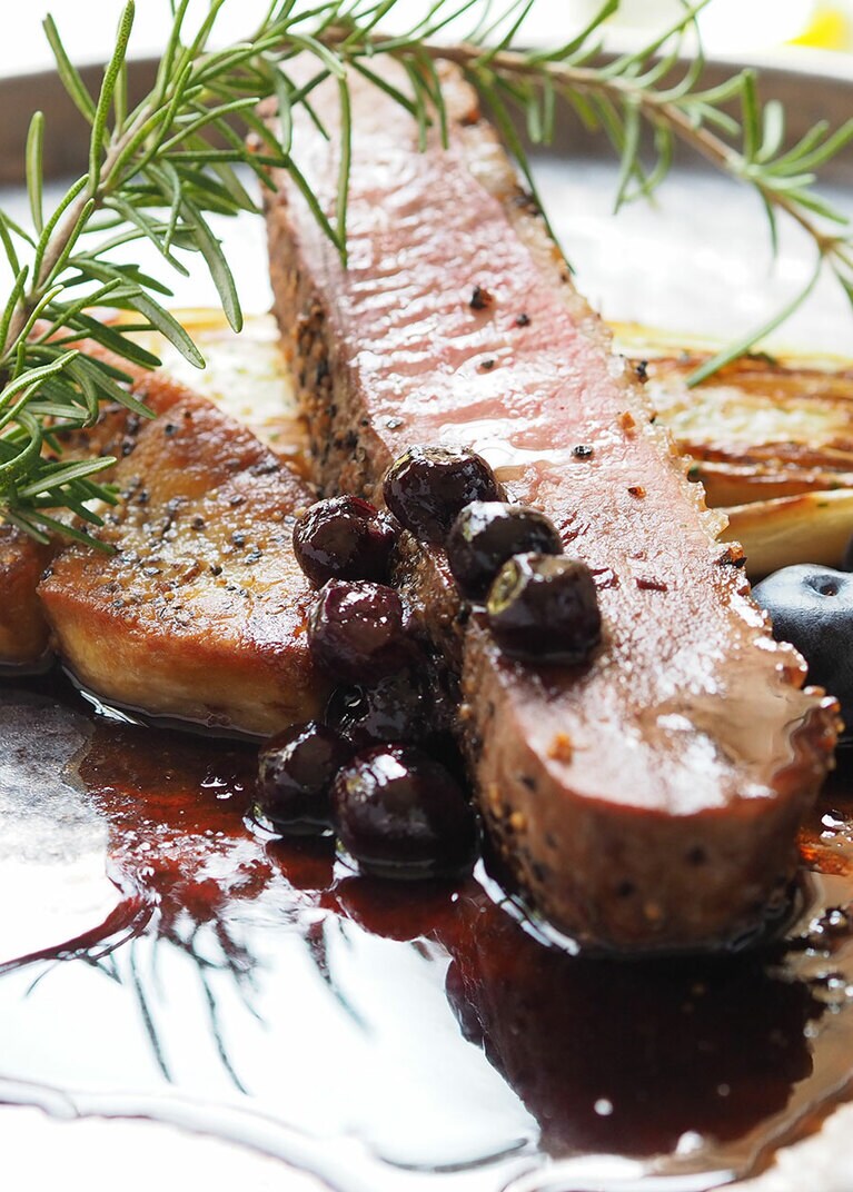 ディナーは庭園のハーブなども取り入れたフランス料理を。