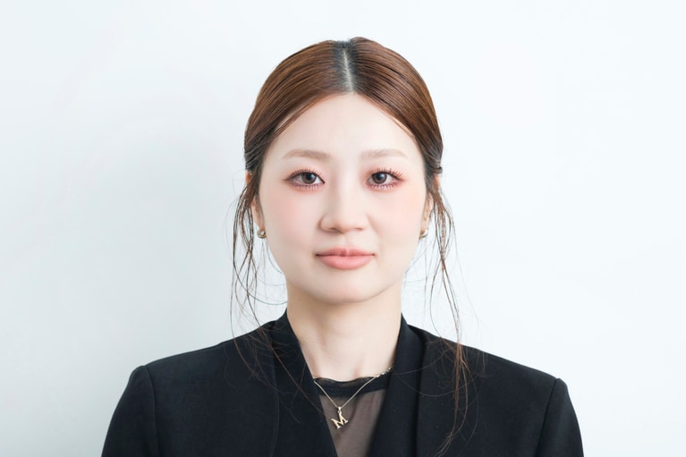 鼻とあご先にも軽く色をのせれば、中顔面（頬）がキュッと締まり、小顔に。さらにメイクに均一感が生まれる。