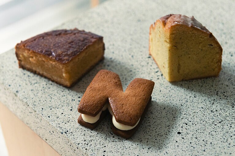 左から：定番のガトーバスク 550円、焼菓子店がチーズケーキを作ったらと考案した新作のNチーズケーキ 400円、ミントとライムとラム酒を使ったモヒート 560円。