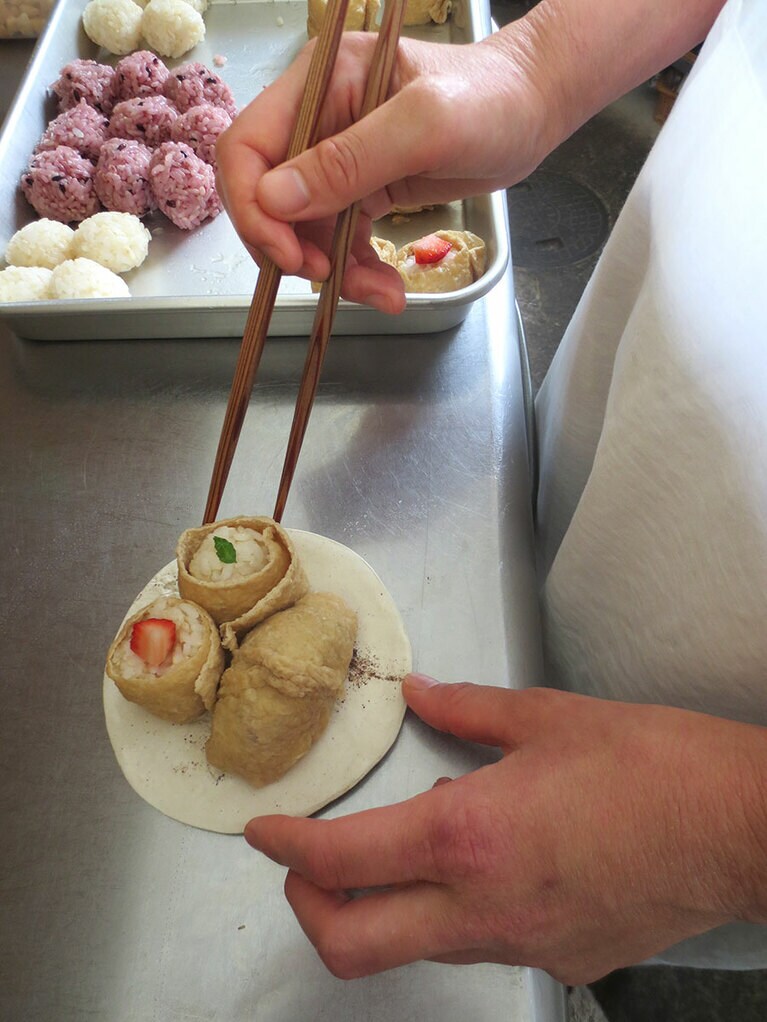 いなりは注文があってから仕上げ。