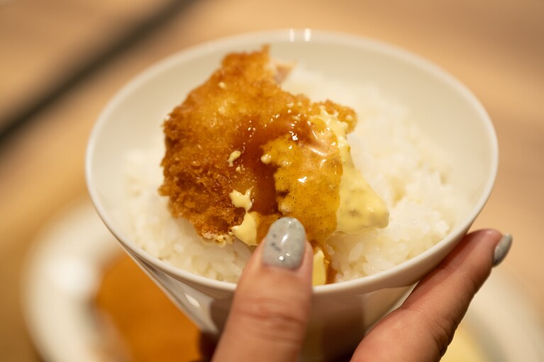 タルタルとカツ用のソースをブレンド。