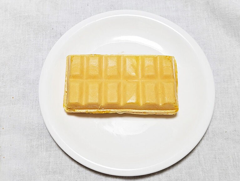 モナカアイスの魅力、それはアイスを折ってシェアできること！