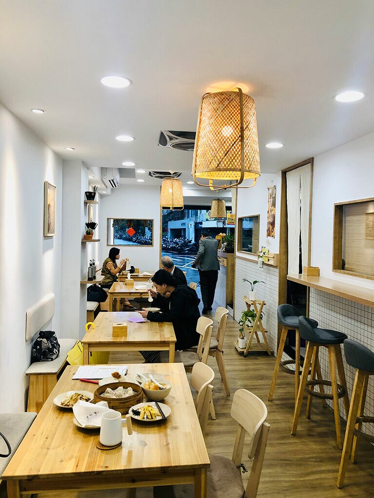 温もりを感じる洗練された店内。