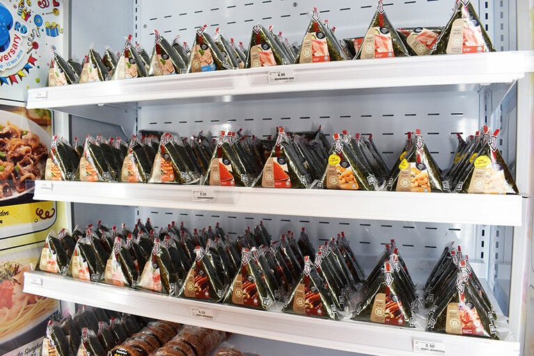 驚き！　「えびっこマヨ」「鮭とクリームチーズ」「チキンサテー」「旨辛ツナ」「照り焼きチキン」「うなぎ」「中華イイダコ」など、初めて見る具のオンパレード。おにぎりの具というより、一品料理が具になっていると表現した方がふさわしい。