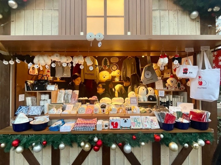 「MAMBO by CLASKA」のショップ。麻布台ヒルズ限定アイテムやバッグチャーム、日常使いしやすい雑貨がずらりと並びます。